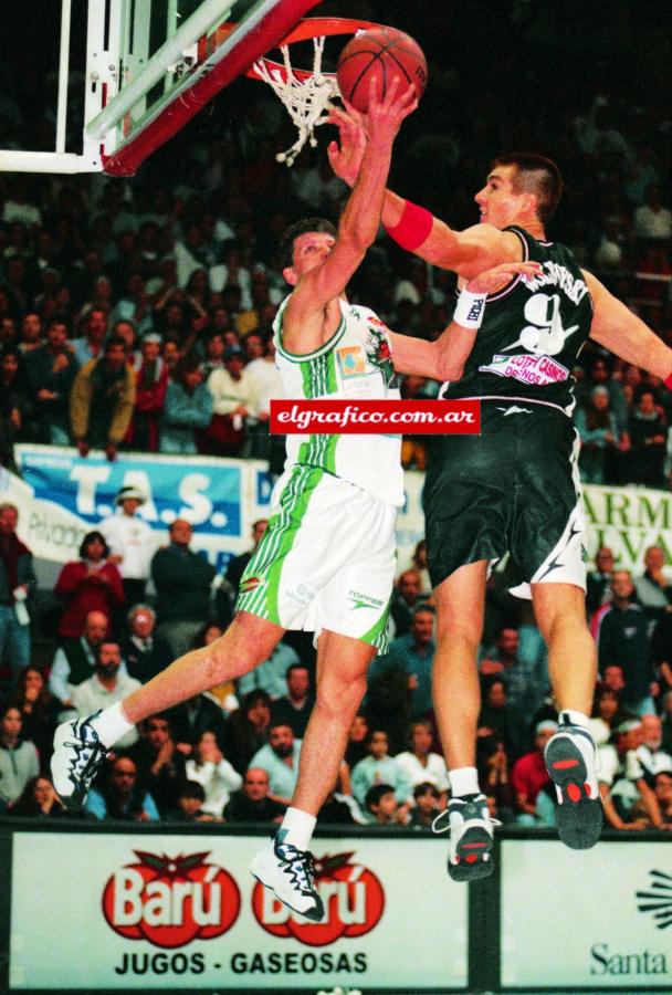 Campana contra Wolkowyski. El Colorado fue fundamental tanto en defensa como en ataque.