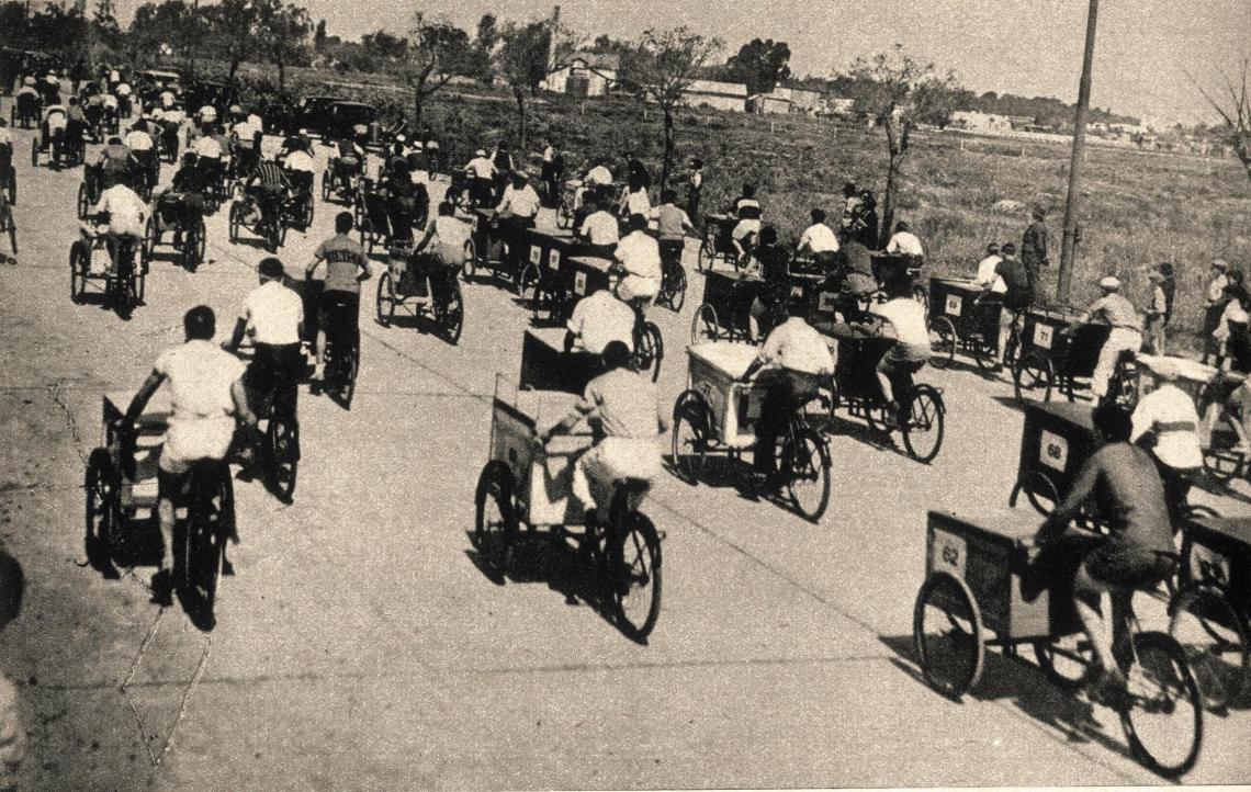 Imagen Acaba de largarse la carrera y los cien triciclos, que un instante antes se hallaban en correcta formación, se extienden ya, rumbo a la meta, de donde los separan 12 kilómetros, distancia que el ganador cubrió en 22' 40". La tercera carrera de triciclos organizada por El Gráfico constituyó un nuevo éxito, como competición deportiva y como espectáculo.