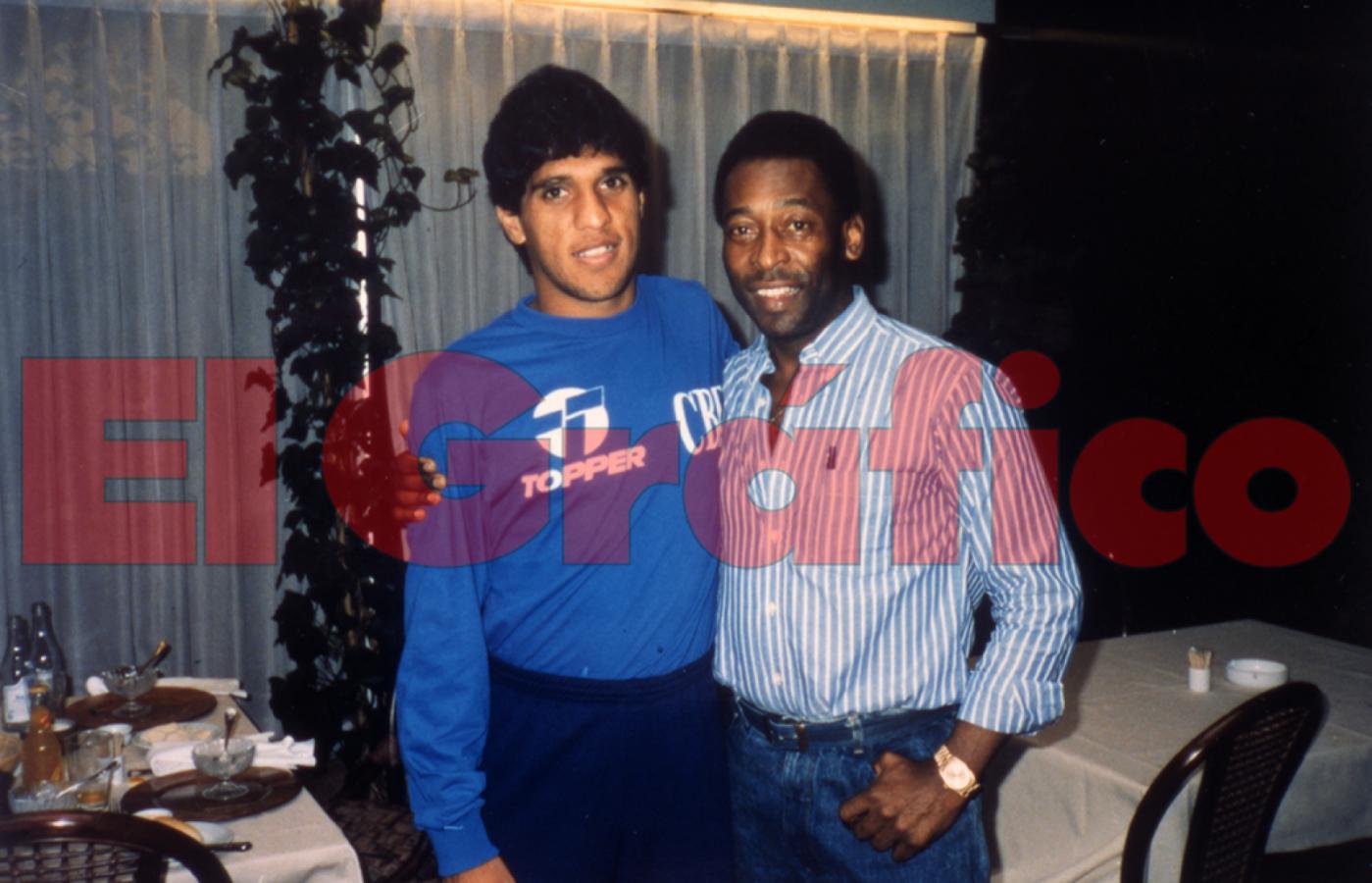 Paulo Silas posa con Pelé, el consagrado y la promesa. Disputó 38 partidos en la selección de Brasil