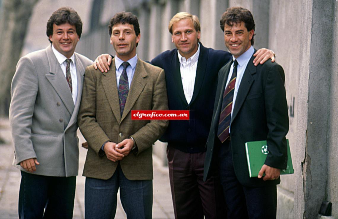 Humberto Grondona, Miguel Russo, Enzo Trossero y Patricio Hernández posan para El Gráfico.