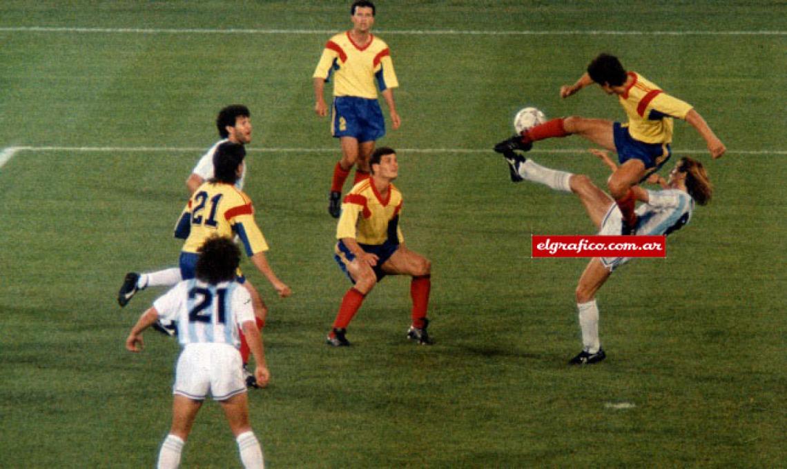 Imagen 1-1 VS. RUMANIA . Su puntaje en la revista fue un 5: “Durante diez minutos, los primeros del encuentro, apareció el delantero veloz, desequilibrante, el depositario de nuestras esperanzas ofensivas. Es cierto que nadie supo hacerle el juego y Claudio necesita que lo habiliten poniendo el balón delante de su pique demoledor. Por eso terminó siendo tan intrascendente como el resto del equipo”.