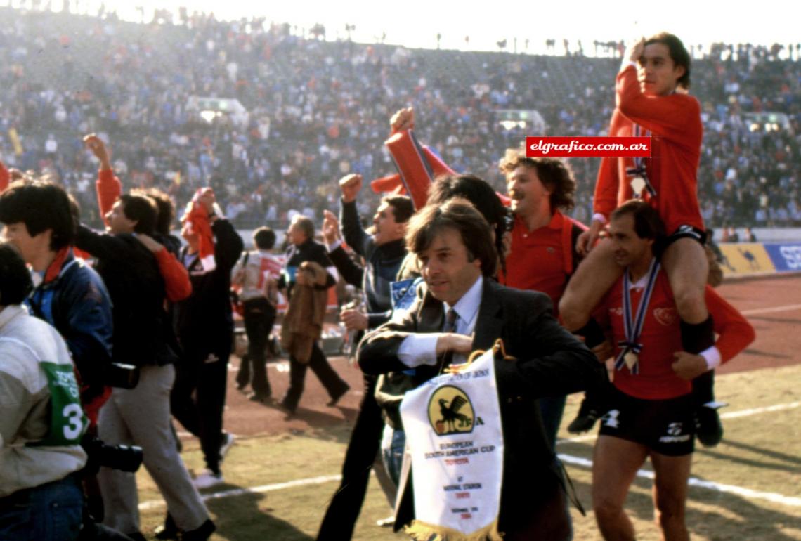 Imagen En Tokio, después de la ceremonia de coronación, Zimmerman lo pone sobre los hombros y lo pasea un buen rato por el estadio.
