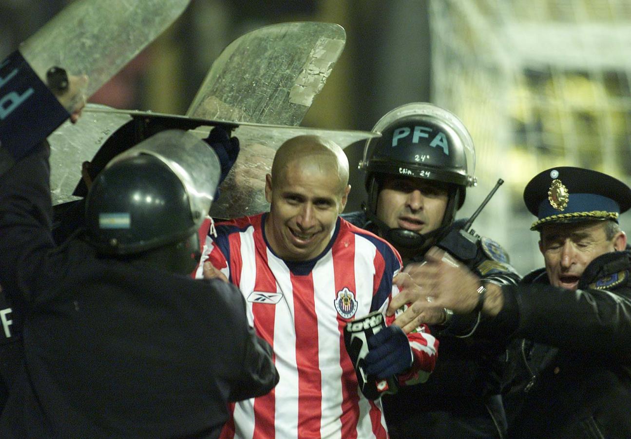 Imagen Bofo Bautista, escoltado por la policía mientras recibía todo tipo de agresión de los hinchas de Boca (FOTOBAIRES)