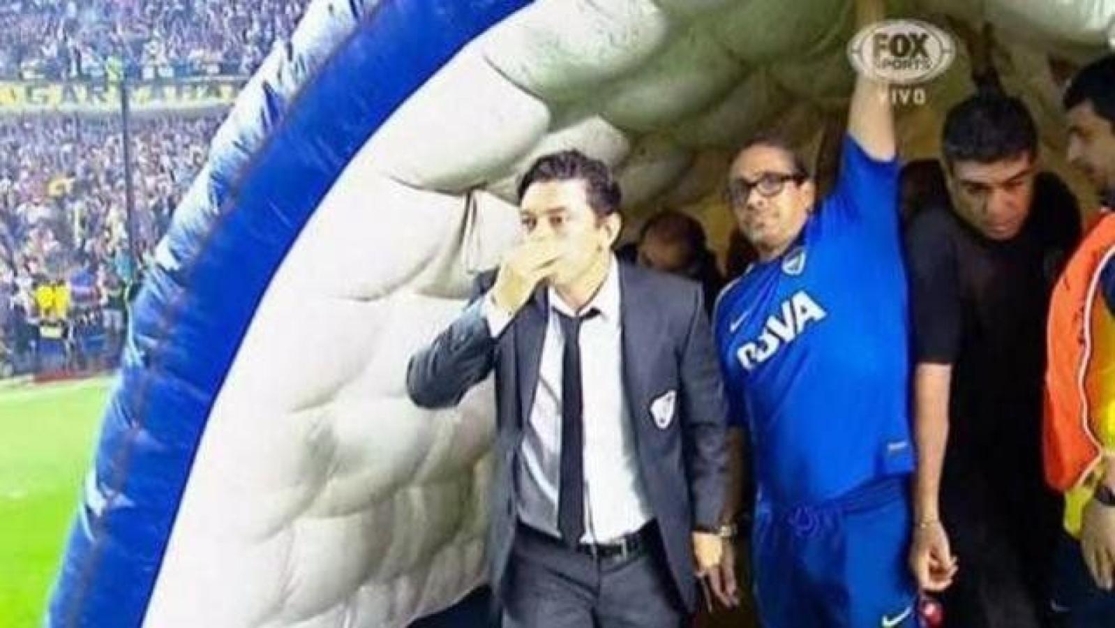 Imagen ¿Casulidad o provocación? Gallardo se toca la naríz al ingresar a la cancha de Boca Juniors.