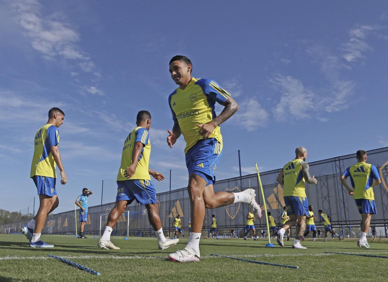 Imagen Tras el entrenamiento del lunes, Boca emprenderá vuelo a Sucre.