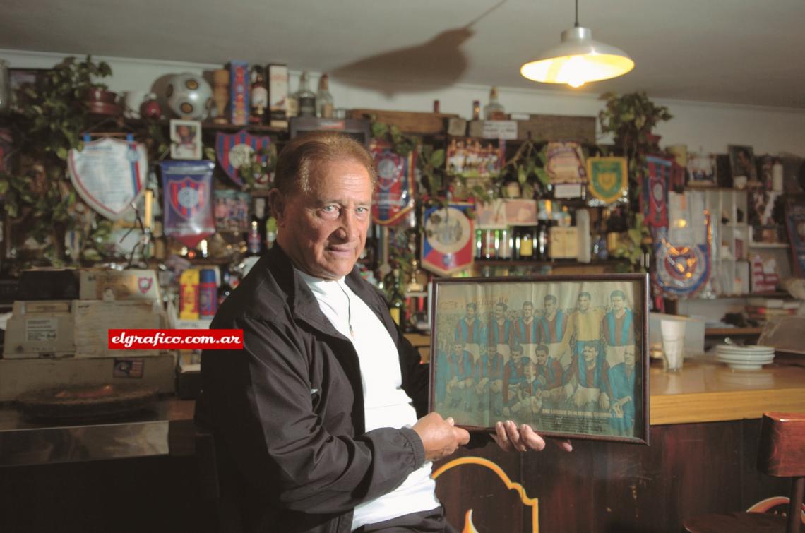 Imagen El mostrador de la nostalgia. Sanfilippo y un poster de El Gráfico del campeón 59 convertido en pieza de colección de un bar que respira fútbol.