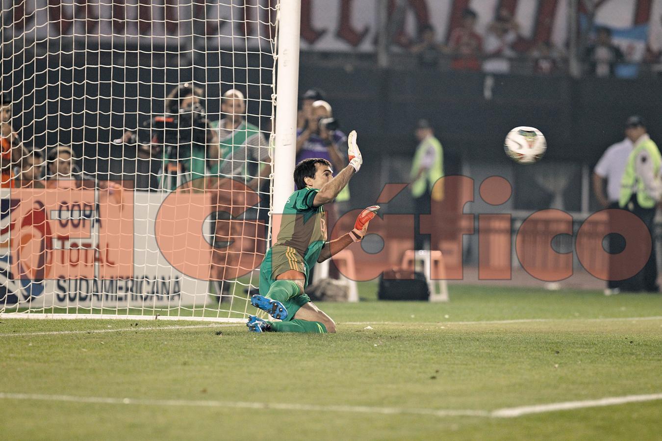 Imagen El penal atajado a Gigliotti en la semifinal de la Sudamericana 2014