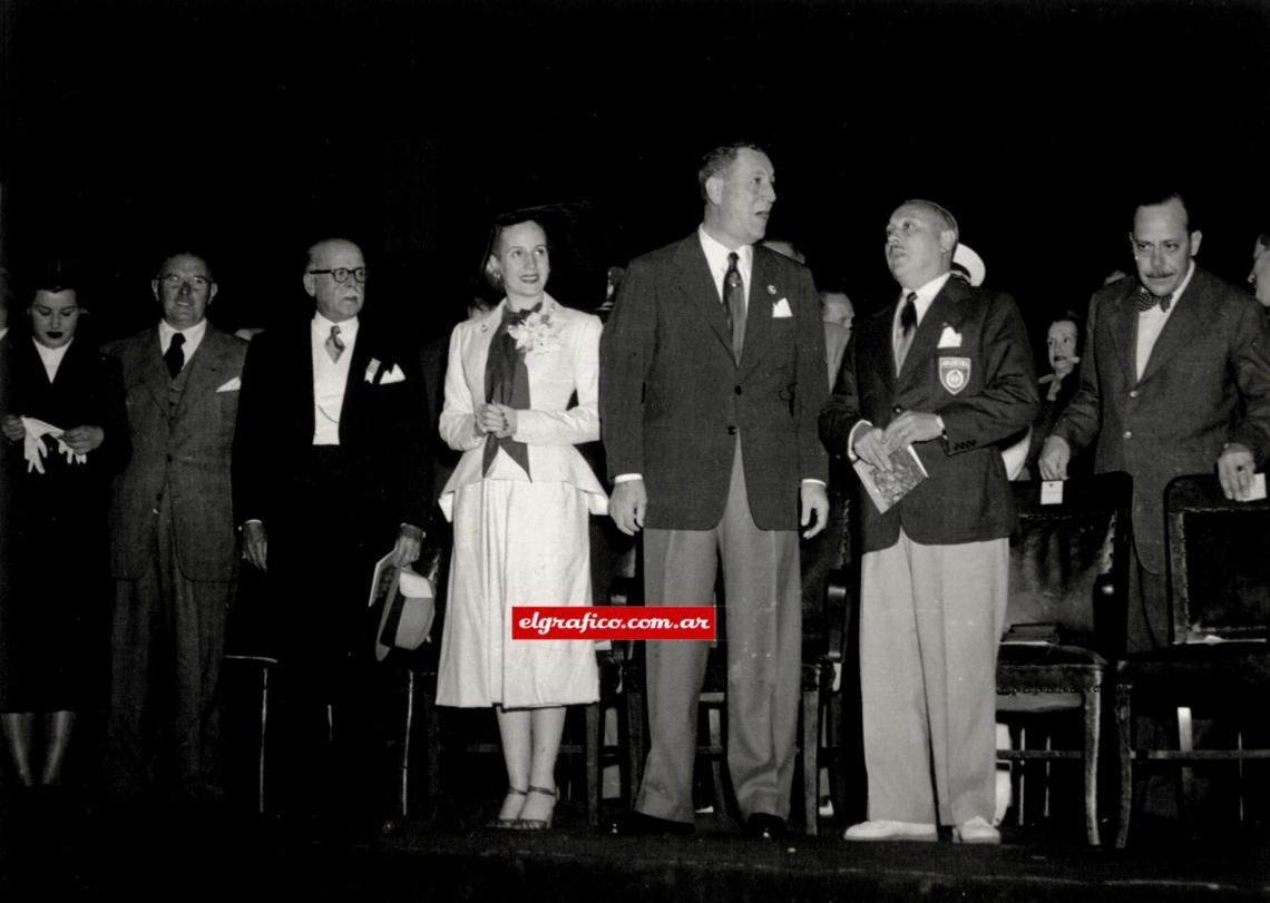 Imagen 25 de Febrero de 1951. Una gran sonrisa en la cara de Evita mientras habla el presidente.