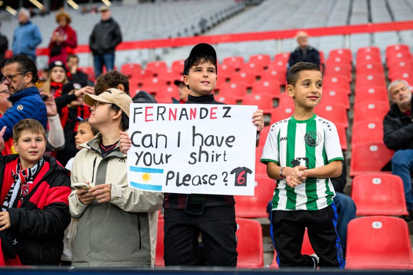 Imagen Equi Fernández, querido por los pequeños hinchas de Leverkusen