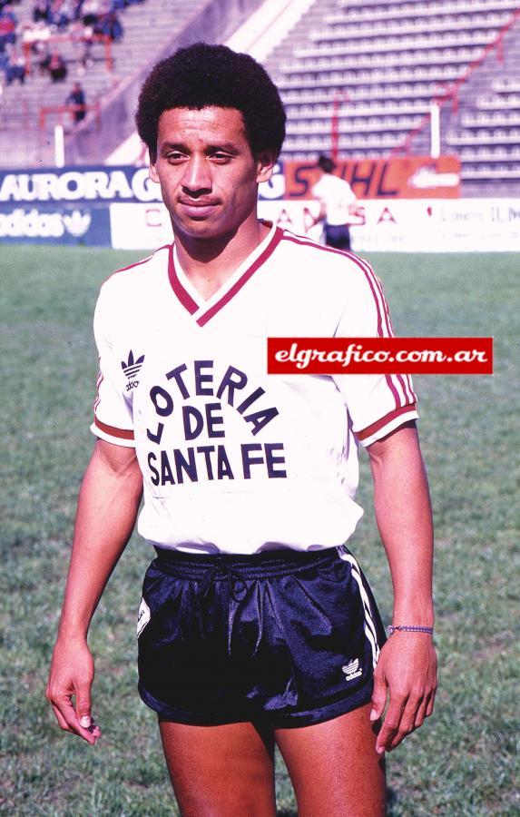 Imagen En el Tantengue jugó la temporada 87/88, disputó 33 partidos y convirtió 7 goles.
