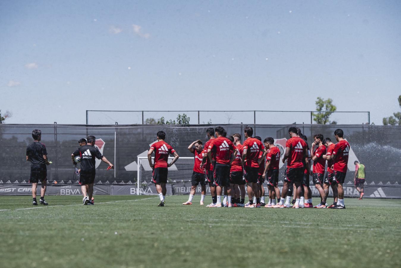 Imagen Gallardo comenzó la ronda de charlas con los futbolistas para depurar el plantel.