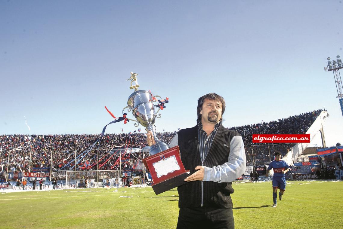 Imagen Las tribunas llenas en Victoria, Tigre ascendió de la mano de Caruso.