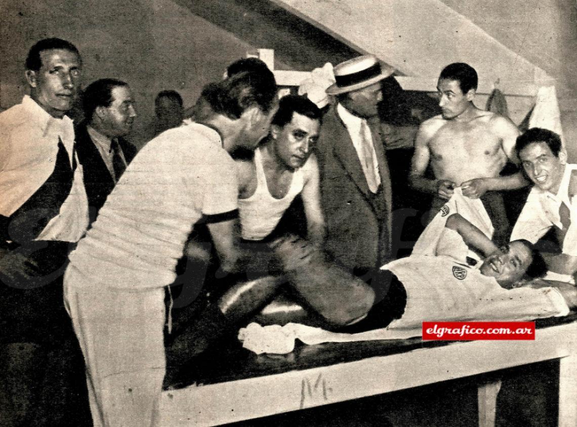 El vestuario de River en una de mis primeras incursiones en Primera. Allí están Minella, Rodolfi y Castillo. "Machín" está trabajando en piernas, como lo hizo través de tantos años después. A sus manos les tengo que reconocer gran parte de mis éxitos.