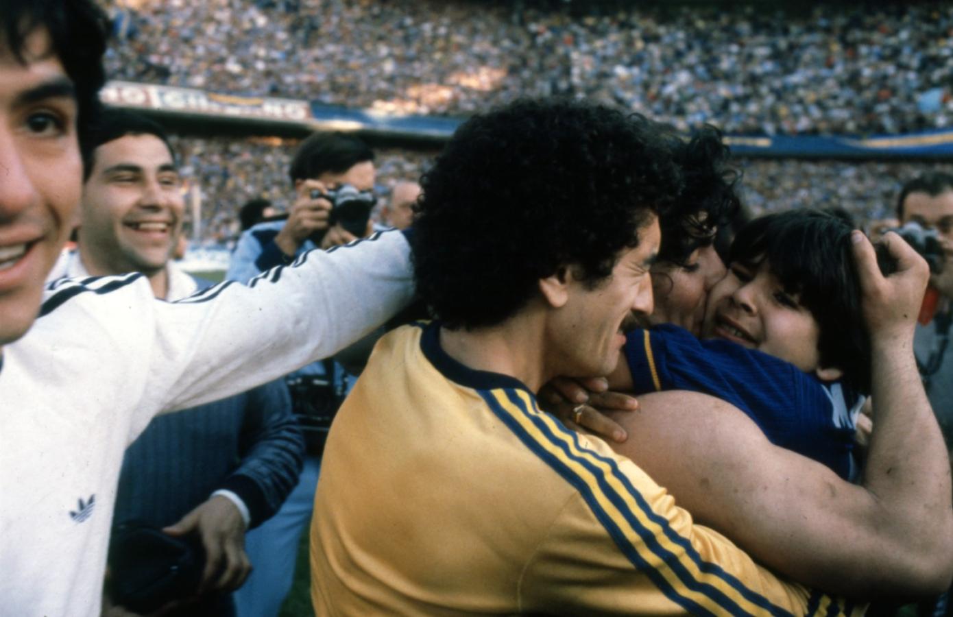 Imagen Maradona con uno de sus hermanos, el Turquito.
