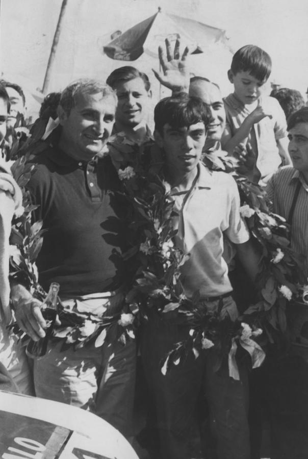 Imagen Junto a Horacio Pedernera, su acompañante, triunfador en la Vuelta de Arrecifes en Abril de 1967.