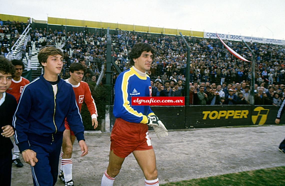 Imagen Después de 10 años, 360 partidos y 7 títulos en River Fillol cambia de camiseta y ataja en Argentinos Juniors en 1983 17 encuentros. “Llegue en el peor momento de mi carrera, anímicamente hablando. Pero acá me recibieron como en una familia, me alentaron, me hicieron sentir bien… me dieron fuerzas para seguir jugando al fútbol”