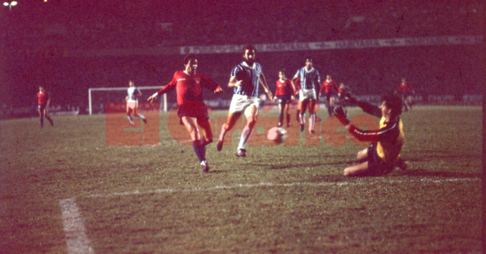 Imagen Burruchaga marca el gol en la primera final, el 24 de julio de 1984