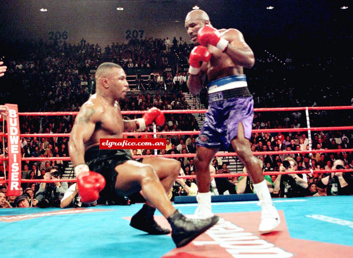 La caída fue en el sexto round, Tyson no la pasó bien.