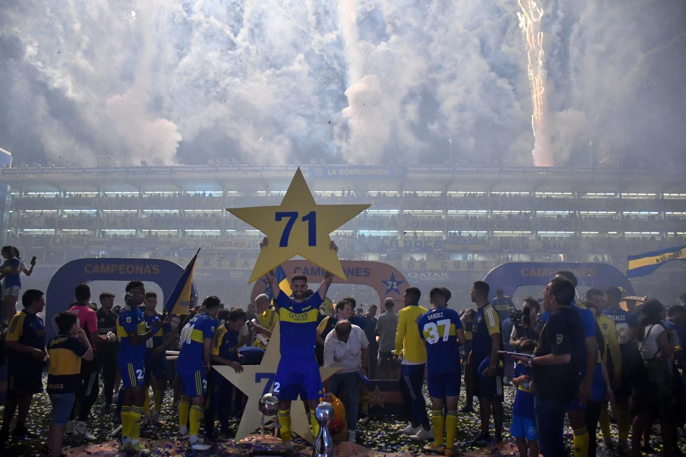 Imagen Lisandro López y la estrella 71 que simboliza la cantidad de títulos de Boca en toda su historia.