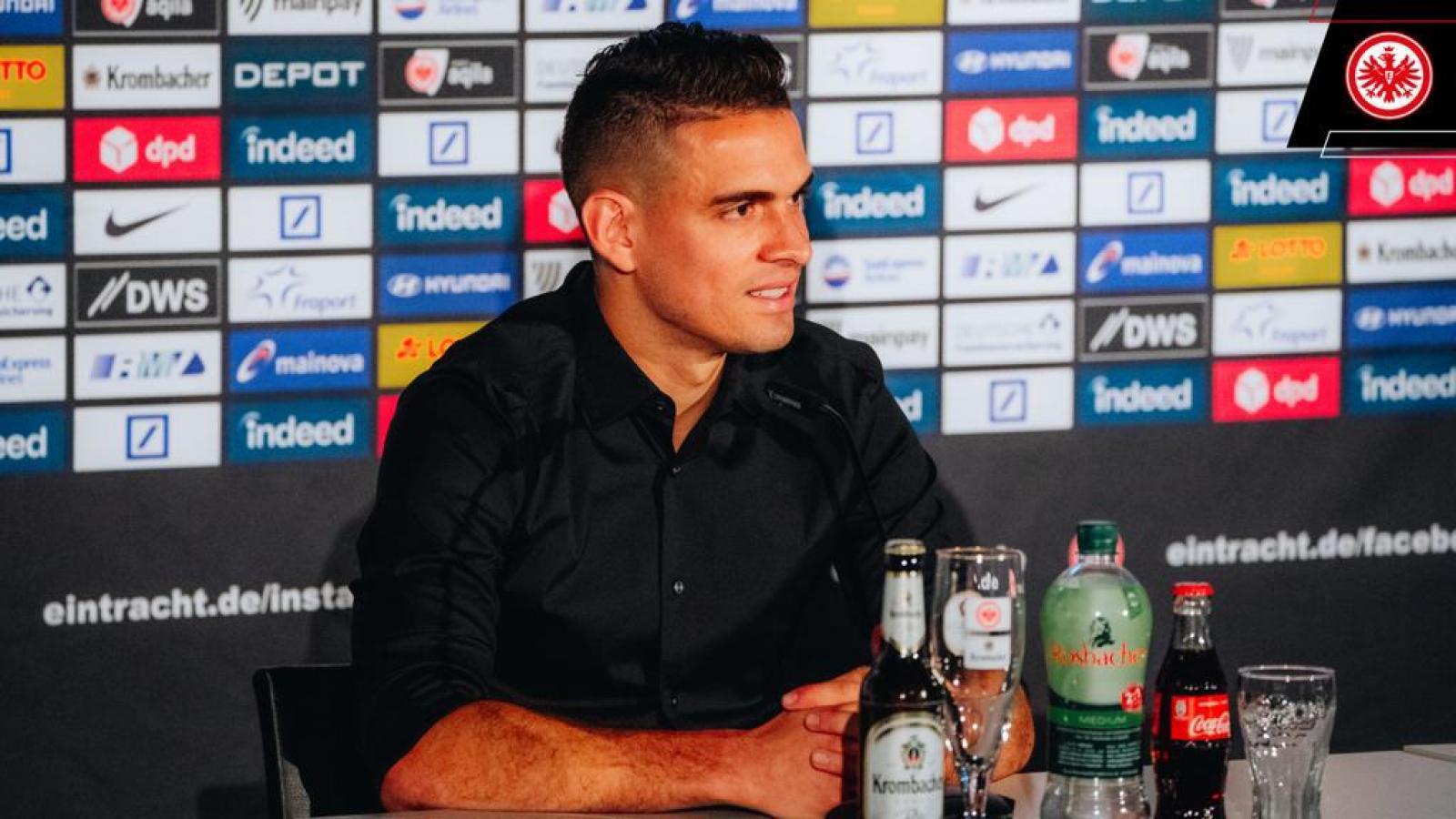 Imagen Rafael Santos Borré en su primera rueda de prensa en su nuevo club. Foto: @eintracht_esp