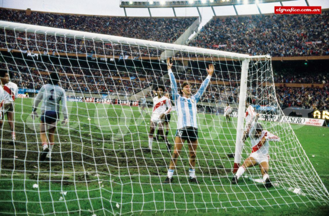 Ricardo Gareca acaba de empujar la pelota sobre la línea para convertir el 2 a 2 frente a Perú. Con ese resultado Argentina clasifica a México 86, Mundial donde será campeón.
