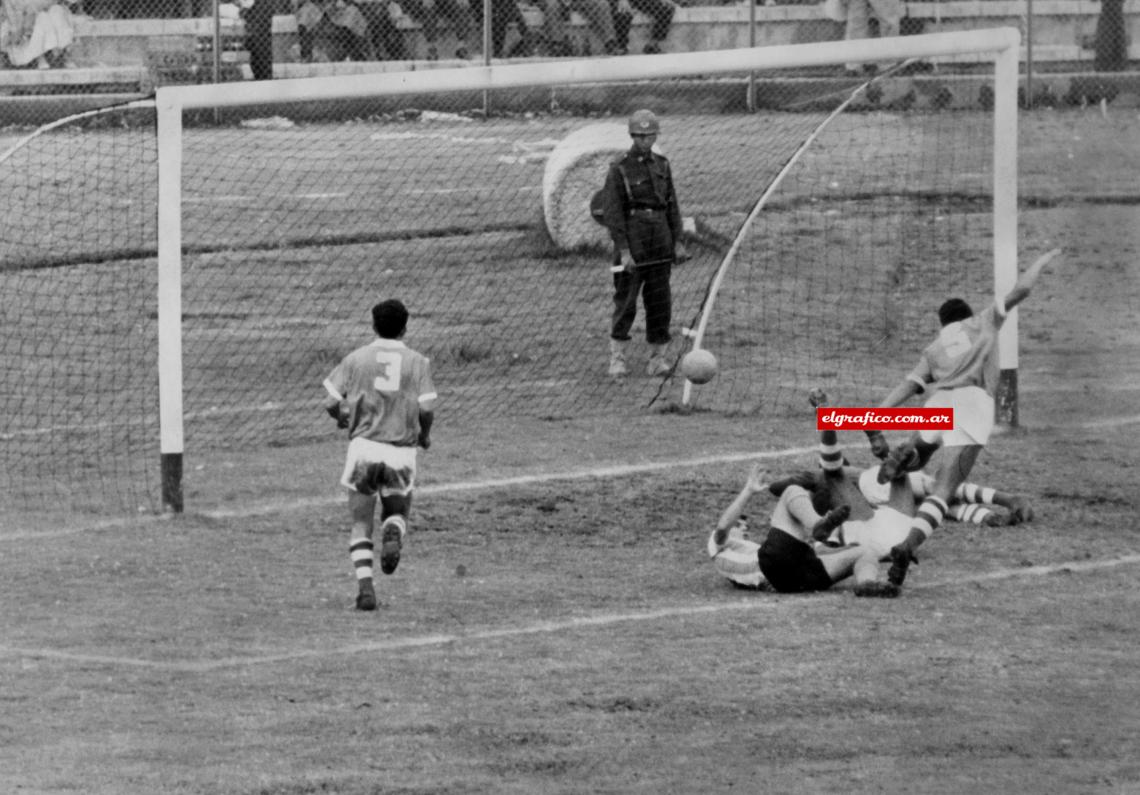 Imagen SEGUNDO GOL ARGENTINO. Impecable cabezazo de Mario Rodríguez culminando una gran jugada de Savoy. El scorer está en el suelo, viéndose detrás de él las piernas de Cainzo y al arquero López.