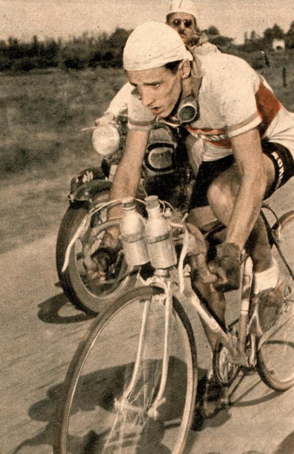 A unos 20 kilómetros de la llegada escapó Jorge Olivera, el diminuto entrerriano siempre tan combativo. Llegó a conquistar más de un minuto sobre el resto de los punteros, pero finalmente fue anulado su intento al salir Muleiro en su búsqueda. Aquí lo vemos en plena fuga.