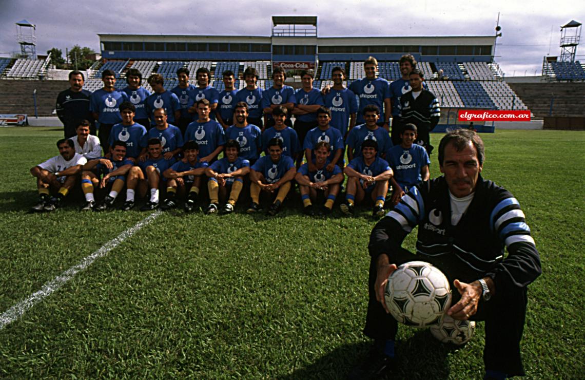 Imagen Francisco Ferraro, un hombre clave. Firmó la continuidad de su contrato en el peor momento del equipo: así le ratificaron la confianza a quien guía al plantel—en segundo plano— con sapiencia y estilo.