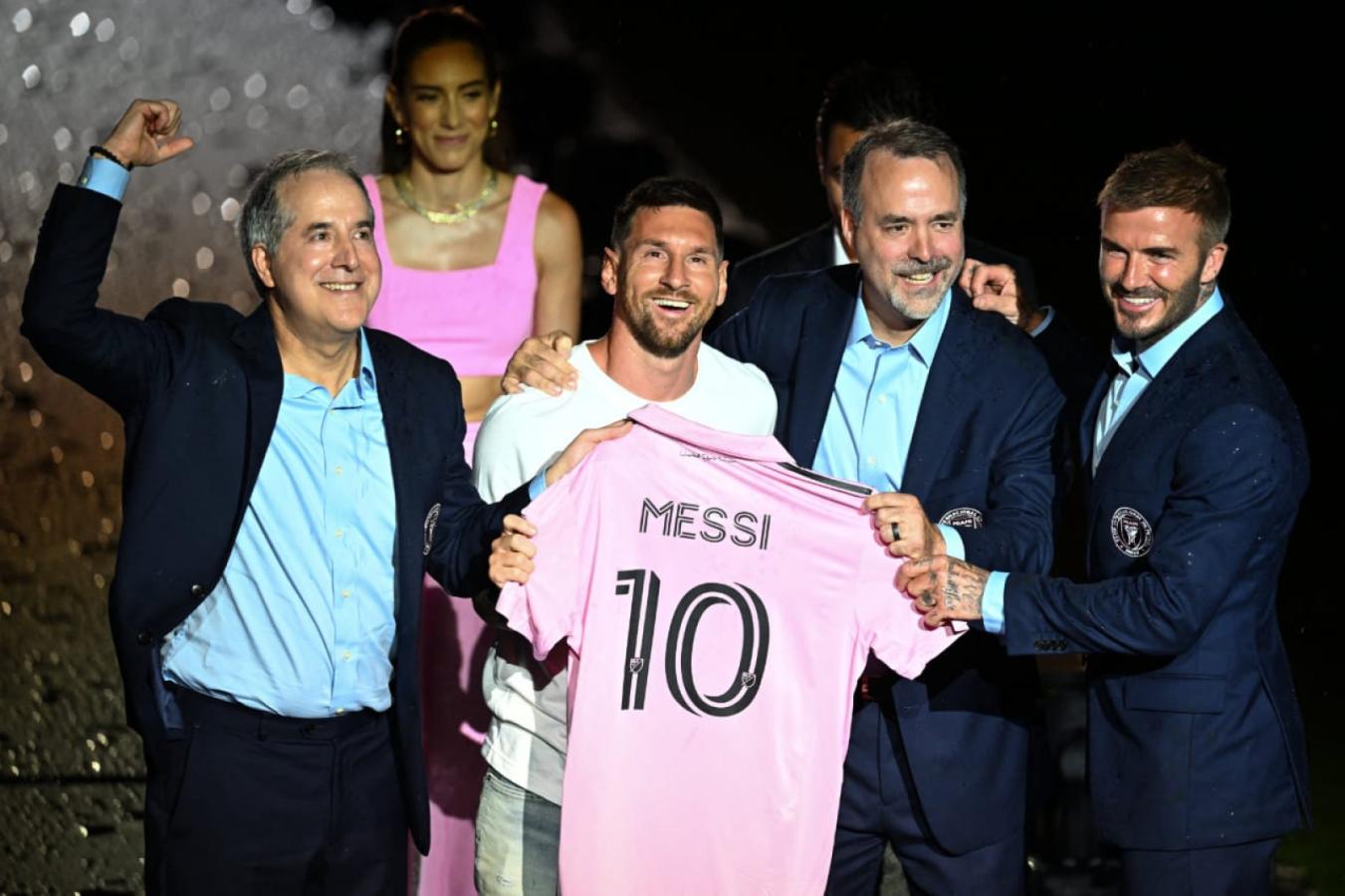 Imagen Leo junto a los dueños de Inter Miami