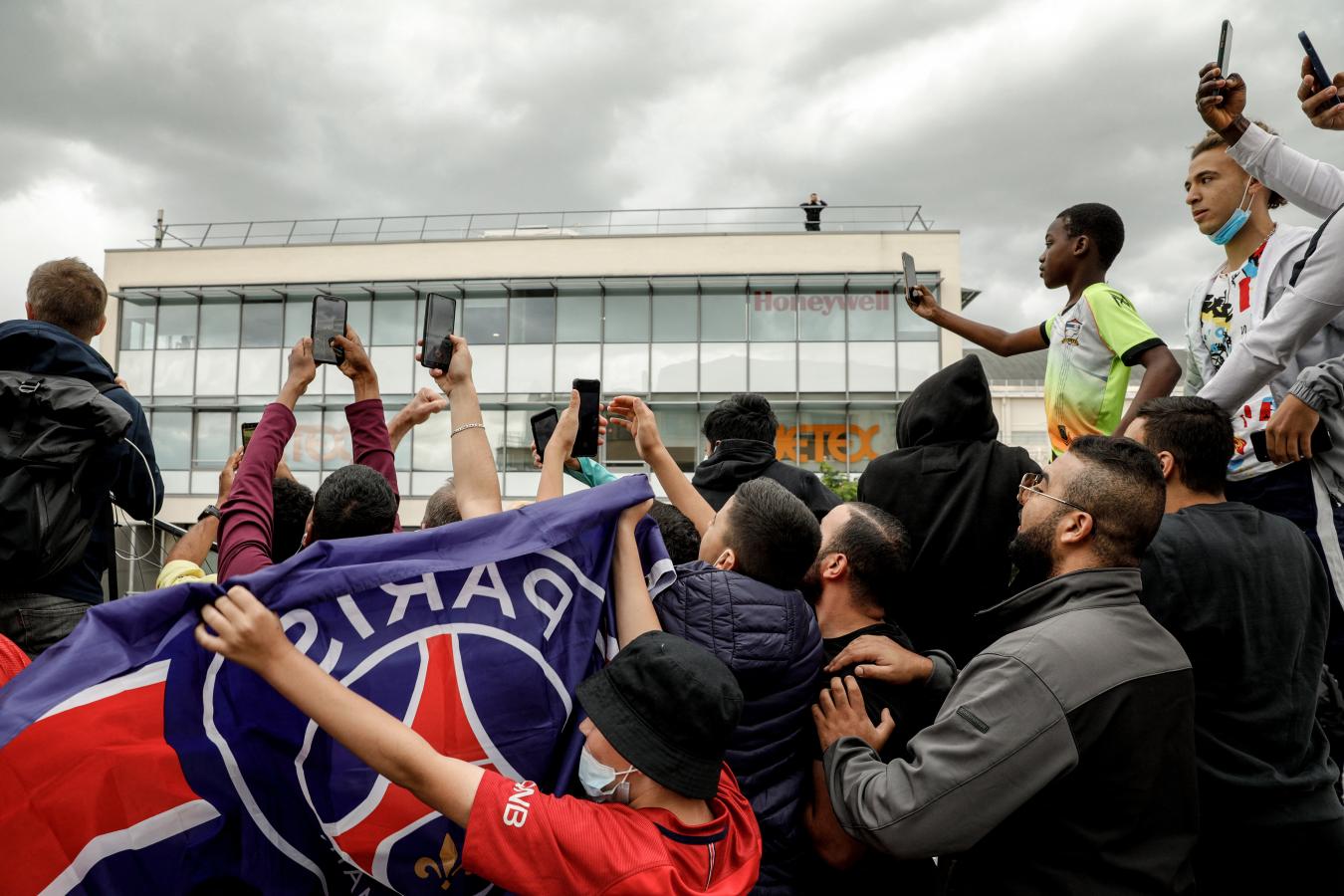Imagen La espera de los hinchas en parque de los Príncipes