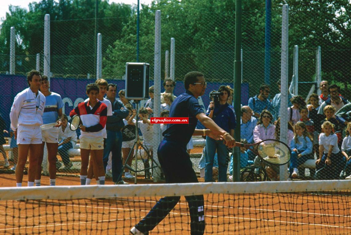 Así enseña. En La Horqueta, el club de José Luis Clerc, dando una clínica para los más chicos. Viajó invitado por Le Coq Sportif, marca que representa.