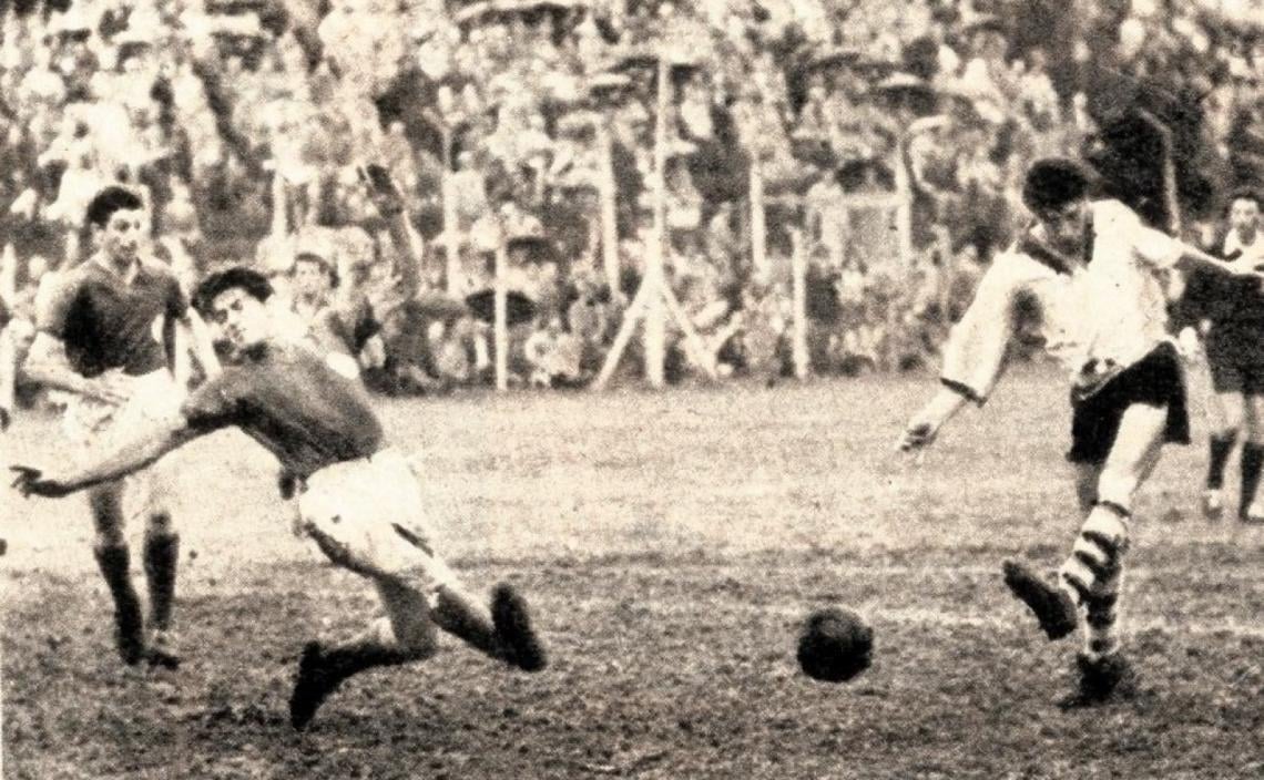 Primer gol del partido. Lo hace Diz con hermoso gancho de zurda al que llega tarde Cancino.
