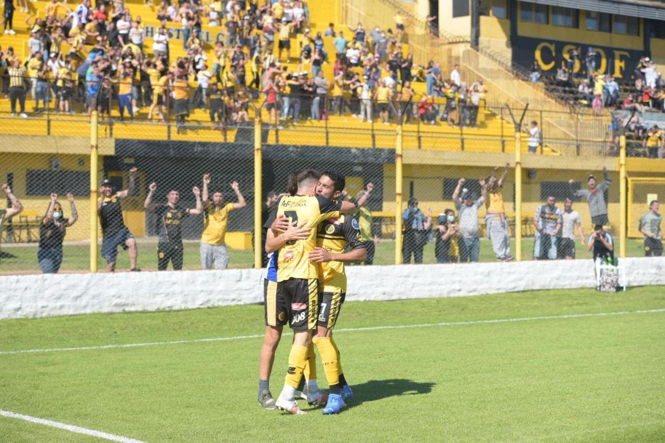 Imagen Flandria goleó 7-2 a Argentino de Quilmes por la B Metro y sus hinchas lo vivieron como una fiesta. Foto: @CSyDFlandria