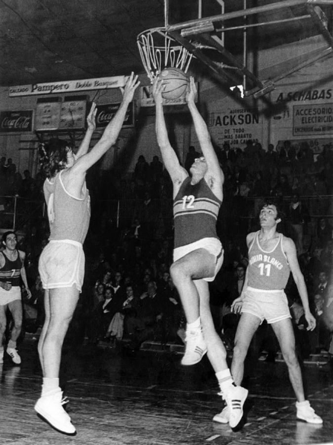 Imagen A los 16 años, en Leandro N. Alem, de Bahía Blanca. Fue su primer club. Prometía...