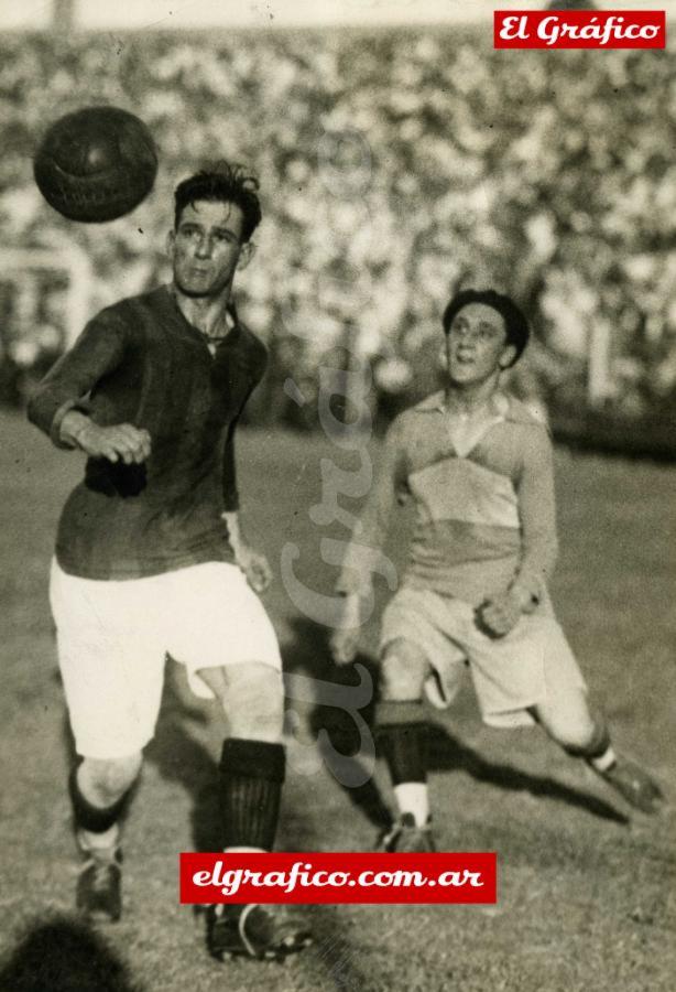 Imagen El legendario delantero de San Lorenzo el “vasco” Alfredo Carricaberry perseguido por Moreyras de Boca Jrs