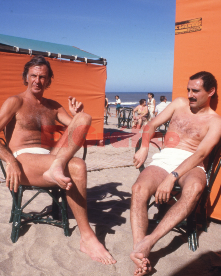 Imagen César Luis Menotti y Ángel Cappa descansan en Mar del Plata.