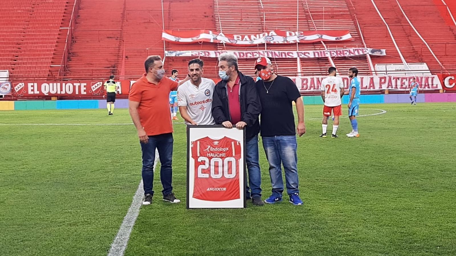 Imagen Hauche, expulsado en el día que lo reconocieron por sus 200 partidos en Argentinos (@AAAJoficial)