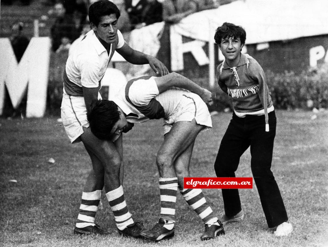 Imagen INCREIBLE. Ricardo Alfieri había sacado una foto similar en 1970. En l triunfo de River 3 a 2 sobre Racing, en el festejo de uno de los goles, Víctor Dell'Aquila , el hombre sin brazos de "El Abrazo del Alma", salta a abrazar a J.J.López y Anzarda, que ese día debutaba.