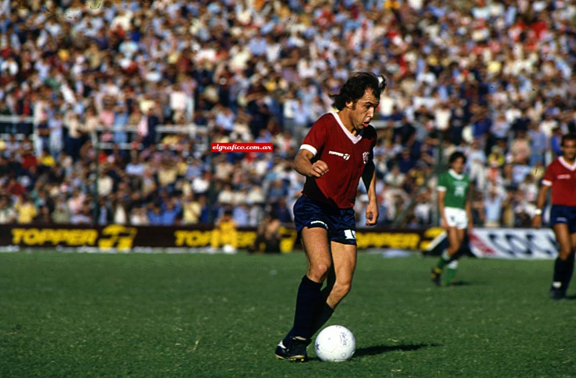 Imagen Toda su carrera la hizo en Independiente. Donde debutó en 1972 y se retiró en 1991.