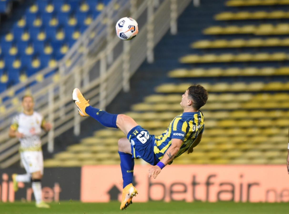 Imagen El mexicano Luca Martinez Dupuy intentó por todos los medios, incluso con esta chilena, pero no pudo convertir. Foto: @RosarioCentral