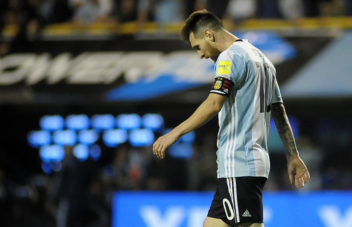 Imagen La imagen de Messi con la cabeza gacha lo dice todo: Empate y decepción (FOTOBAIRES)