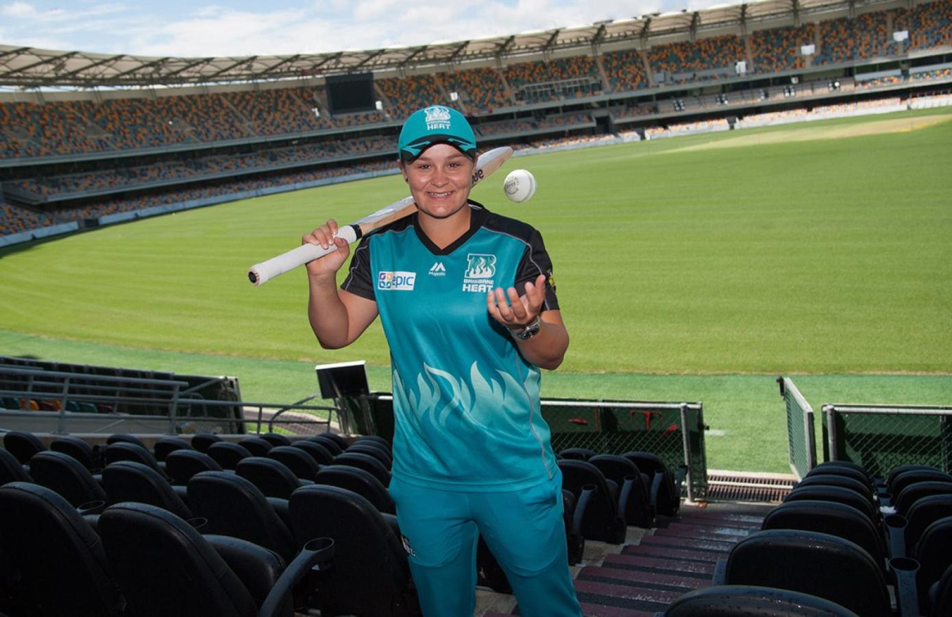 Imagen Ashleigh Barty, en 2015, con su otra pasión: el cricket.
