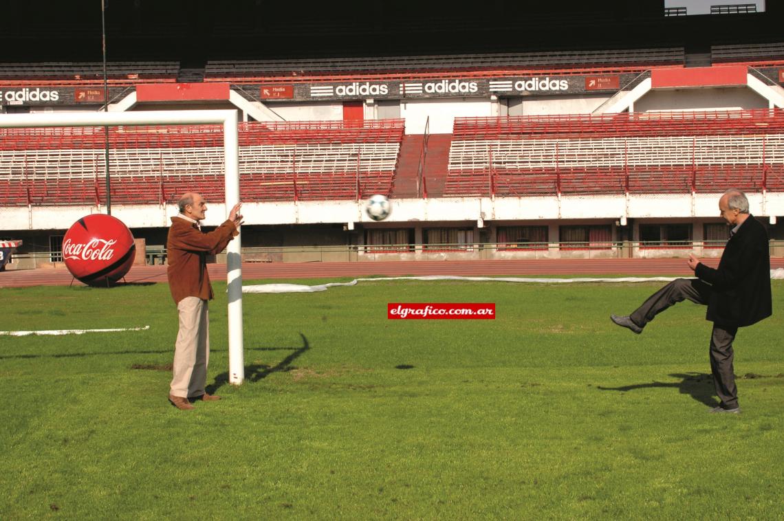 Imagen La remake. El Monumental vacío, pero el corazón repleto de emociones. Poletti en el arco y Veglio pateando como hace cuatro décadas. Cracks sin fecha de vencimiento. 