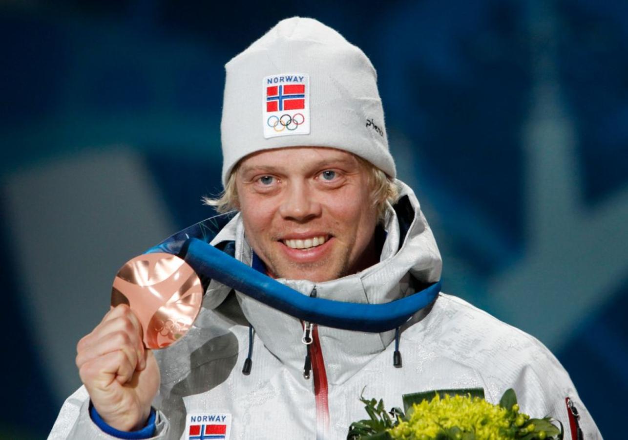 Imagen Audun Groenvold muestra la medalla bronce durante los Juegos de Vancouver en 2010.