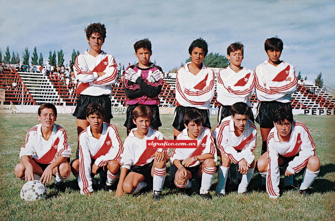 En las inferiores de River, al lado de Javier Saviola, su gran amigo.