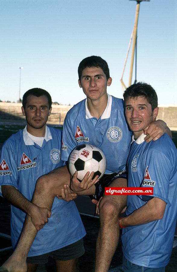 Imagen El partido ya es historia: Horacio García, Darío Gigena y Luifa Artime celebran en el estadio vacío.