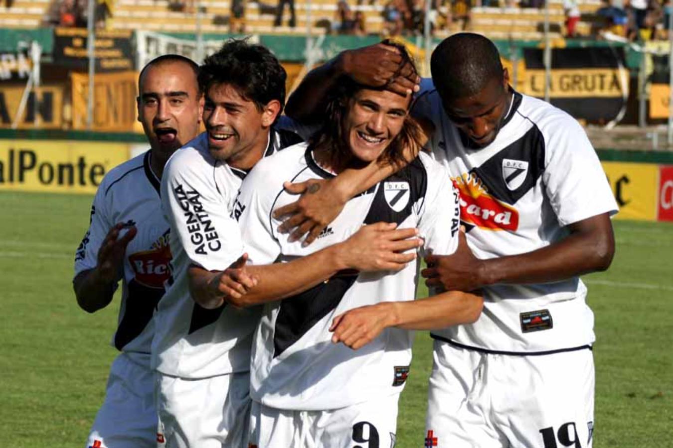 Imagen Edinson Cavani inició su carrera en Danubio. Jugó 2 años, fue campeón y partió a Palermo en 2007 (@PORDECIRALGOWEB)