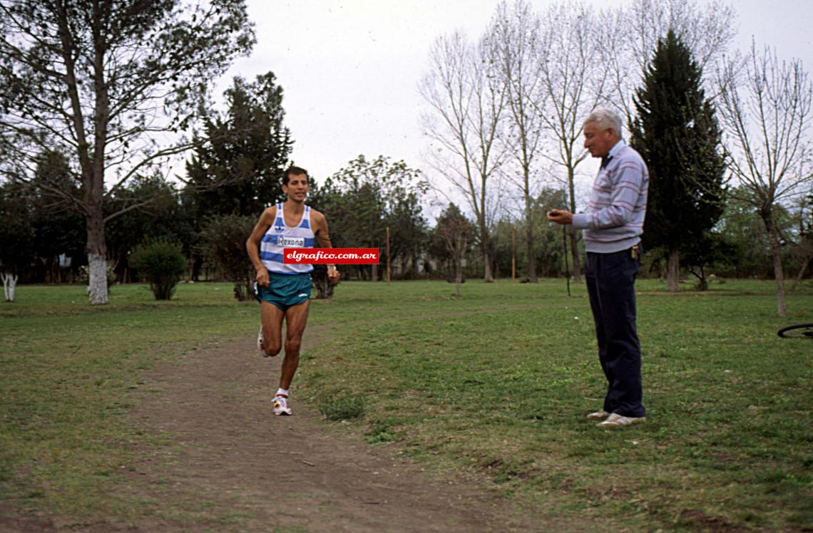 Silio trota en la primera pista de atletismo que pisó en su vida.