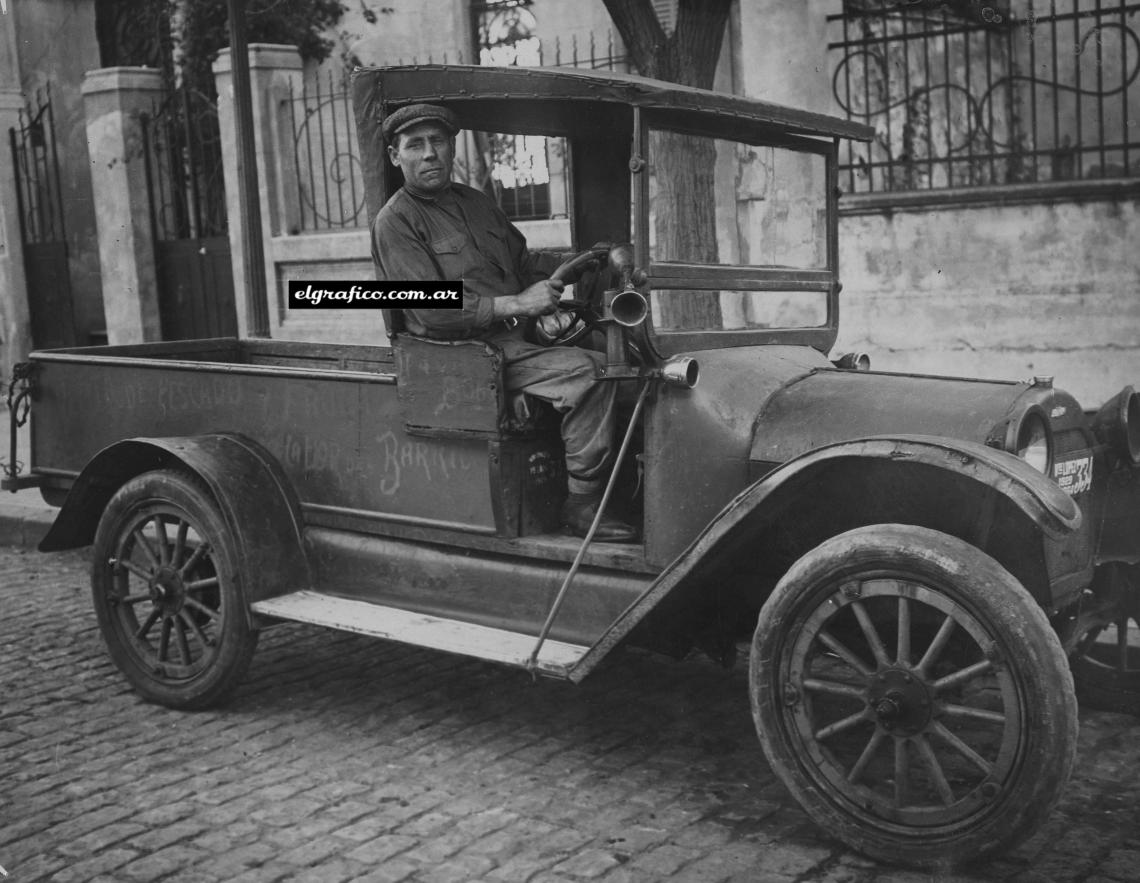 Imagen "LA FLOR DEL BARRIO" se llama el camioncito en el cual Pompei reparte el pescado a sus clientes. No tiene garage. La "flor" duerme en la calle sin marchitarse con las heladas.