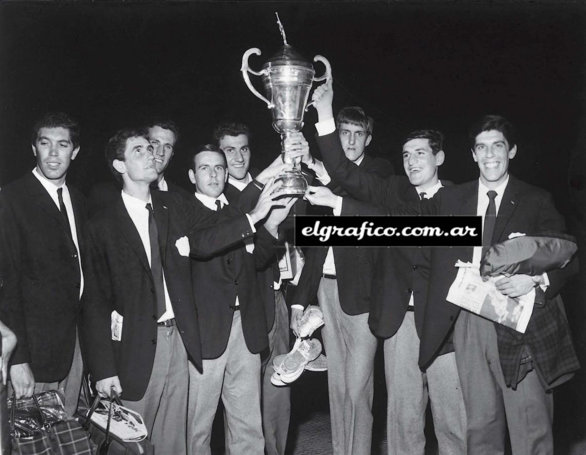 Imagen CON EL TROFEO: Masolini, Arce, Tomás Sandor, Feresín, Miguel Sandor, “Finito” Gehrmann, Mariani y Ricardo Alix. Hubo alegría popular.